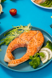 蓝色背景上美味的三文鱼趴