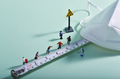 微缩创意摄影蓝色背景上的尺子和小人偶