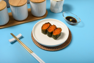 桌面上的盘子里的美味可口的三文鱼子寿司