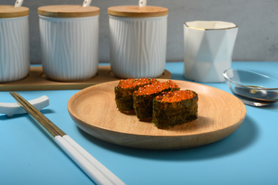 桌面上的盘子里的美味可口的三文鱼子寿司