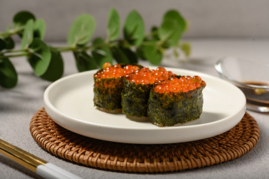 桌面上的盘子里的美味可口的三文鱼子寿司