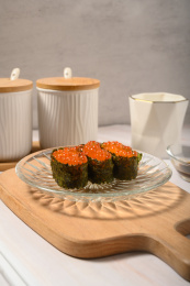 桌面上的盘子里的美味可口的三文鱼子寿司