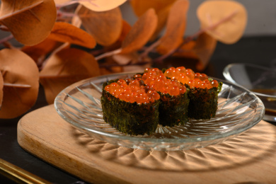 桌面上的盘子里的美味可口的三文鱼子寿司