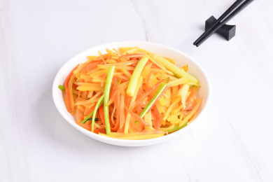 一碟清炒土豆胡萝卜丝