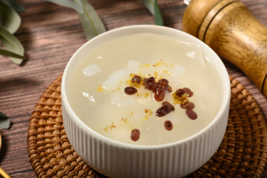 桌面上的盘子里的美味可口的冰粉