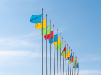 蓝天白云下飘扬的五彩旗帜