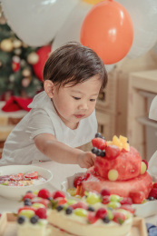 享受生日蛋糕的小男孩