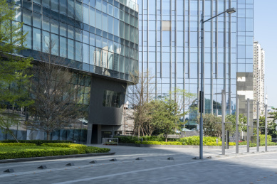 城市金融区摩天大楼外立面和建筑局部景观