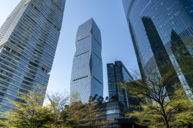 城市金融区摩天大楼外立面和建筑局部景观