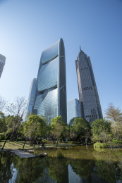 城市金融区摩天大楼外立面和建筑局部景观