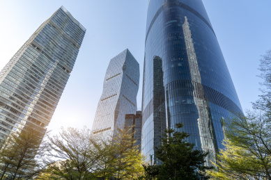 城市金融区摩天大楼外立面和建筑局部景观