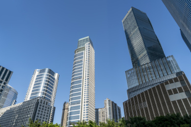 城市金融区摩天大楼外立面和建筑局部景观