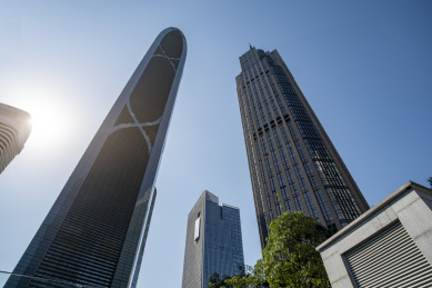 城市金融区摩天大楼外立面和建筑局部景观