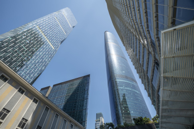 城市金融区摩天大楼外立面和建筑局部景观