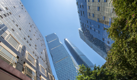 城市金融区摩天大楼外立面和建筑局部景观