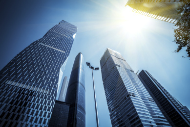 城市金融区摩天大楼外立面和建筑局部景观