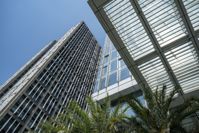 城市金融区摩天大楼外立面和建筑局部景观