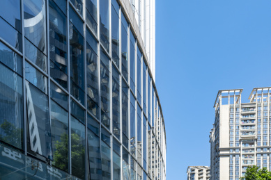 城市金融区摩天大楼外立面和建筑局部景观