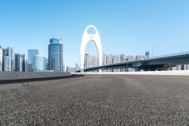 沥青公路和金融区建筑