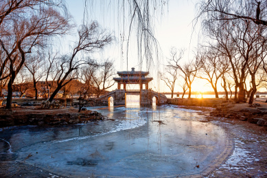 清晨的颐和园西堤幽凤桥