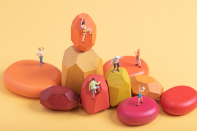 微缩创意彩色积木上的攀登者