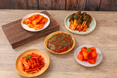 桌子上的几盘下饭小菜