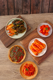 桌子上排列的泡菜