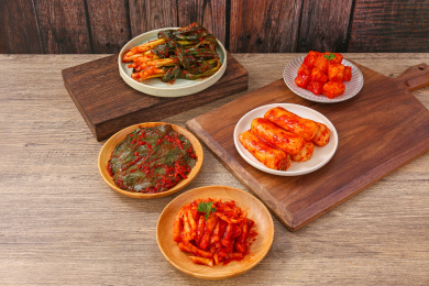 摆在桌子上的几盘泡菜