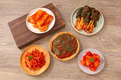 几盘泡菜摆在桌子上