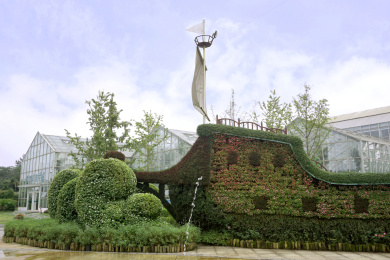 中国四川成都锦绣安仁奇境花园绿植雕塑帆船
