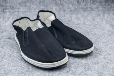 一双黑白布鞋子 布鞋