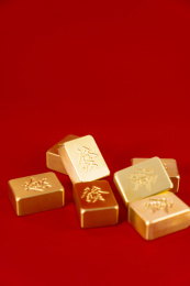 中国传统金色麻将在红色背景上