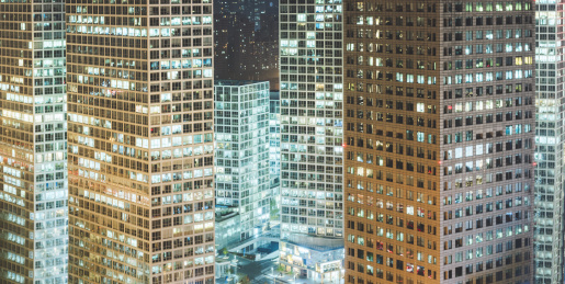 晚上亮着灯的商务办公楼