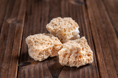 木纹桌上的几块石蜂糖