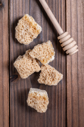 木纹桌上的几块石蜂糖