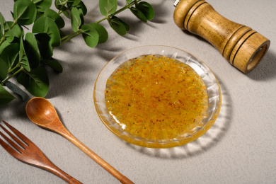 桌面上的盘子里的美味可口的桂花酱