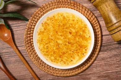 桌面上的盘子里的美味可口的桂花酱