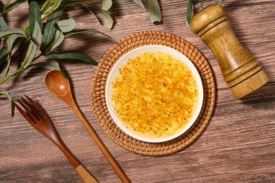桌面上的盘子里的美味可口的桂花酱