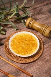 桌面上的盘子里的美味可口的桂花酱