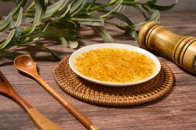 桌面上的盘子里的美味可口的桂花酱