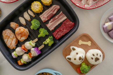 小狗饭团冰激凌与烤盘里的花式烧烤食材套餐