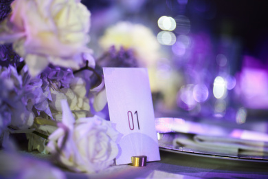 在节日中餐桌上的花朵装饰气氛