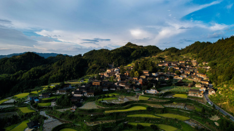 云雾中的西南中国贵州山区梯田苗寨