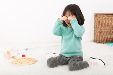 哭泣的小女孩揉着眼睛