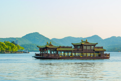 中国浙江杭州西湖画舫传统中式游船观光船