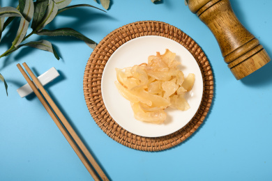 桌面上的盘子里的美味可口的海蜇皮