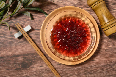 桌面上的盘子里的美味可口的玫瑰花酱