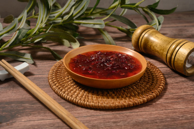 桌面上的盘子里的美味可口的玫瑰花酱