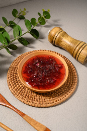 桌面上的盘子里的美味可口的玫瑰花酱