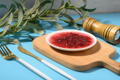 桌面上的盘子里的美味可口的玫瑰花酱